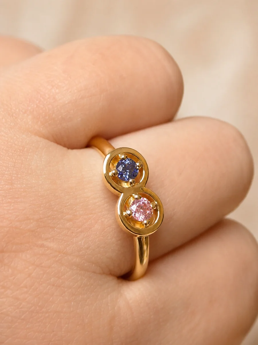 青とピンクの二つの宝石を留めたカップリングジュエリー
