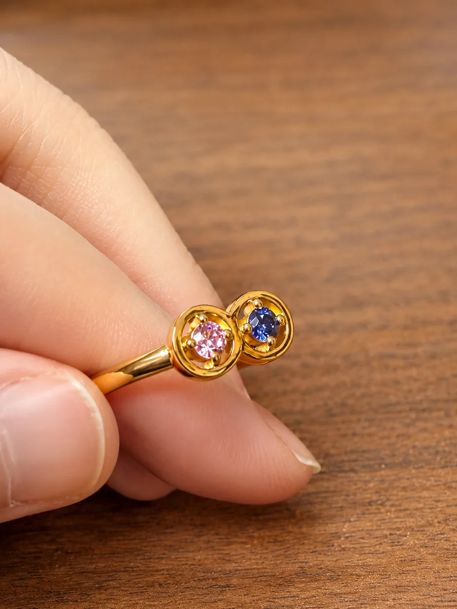 二つの宝石を異なる距離で留めたAXBのカップリングジュエリー