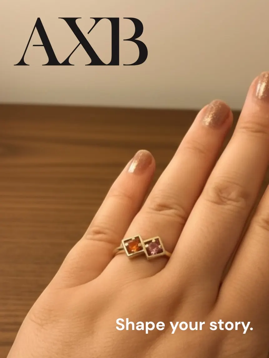 AXBのカラーストーンリングを着けた手元